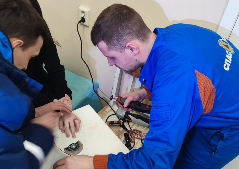 Непростое украшение: в Ухте девочке понадобилась помощь спасателей, чтобы снять кольцо