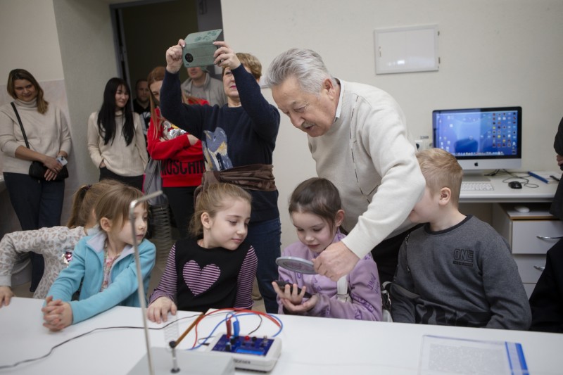 В УГТУ в рамках проекта "В гостях у учёного" для школьников Ухты провели физические и химические опыты