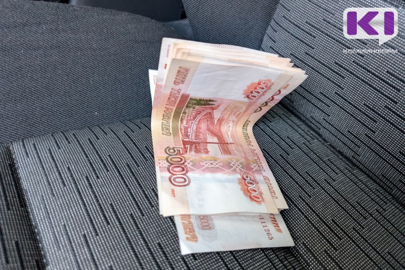 В каких сферах выросла и упала зарплата за месяц в Коми