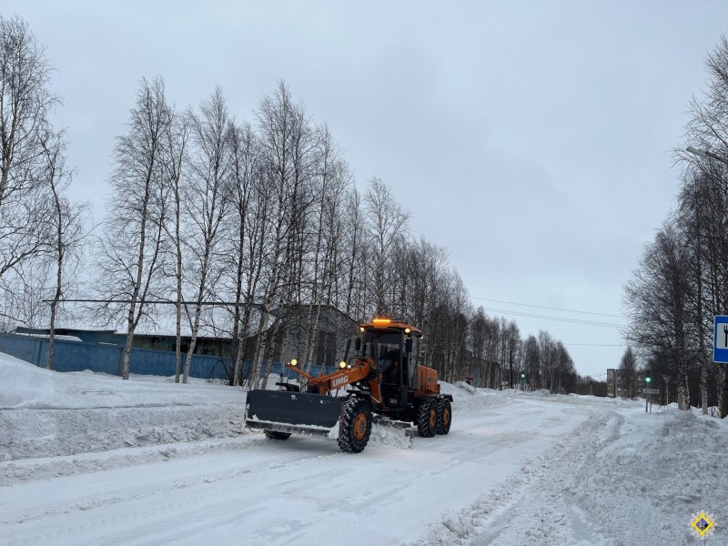 Коммунальные службы Инты чистят снег без выходных 

