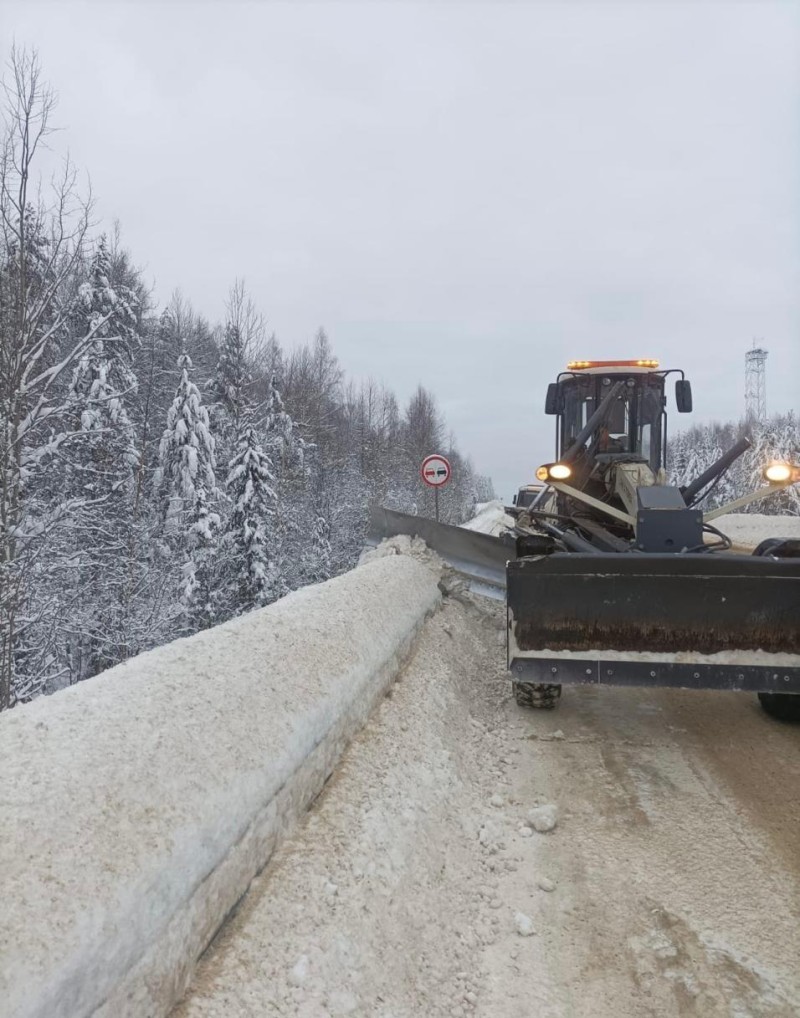 В Ухте на очистке дорог в выходные дни задействовали 15 единиц спецтехники