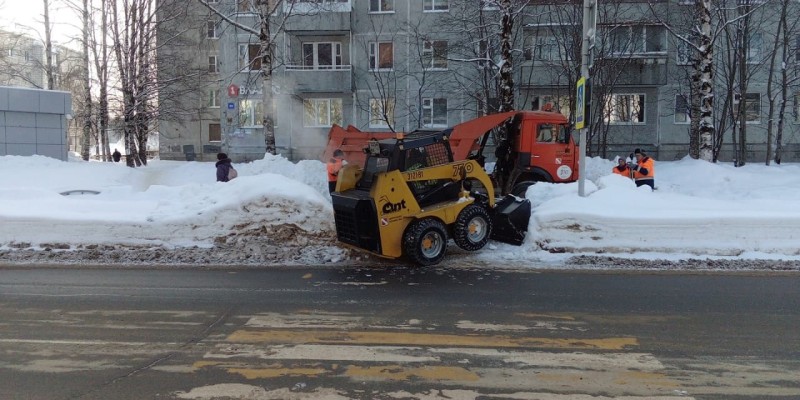 В период морозов сыктывкарские дорожники сосредоточилось на очистке пешеходных переходов от снежных валов