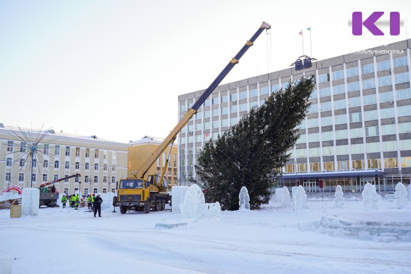 Праздники прошли: в Сыктывкаре демонтируют главную елку республики