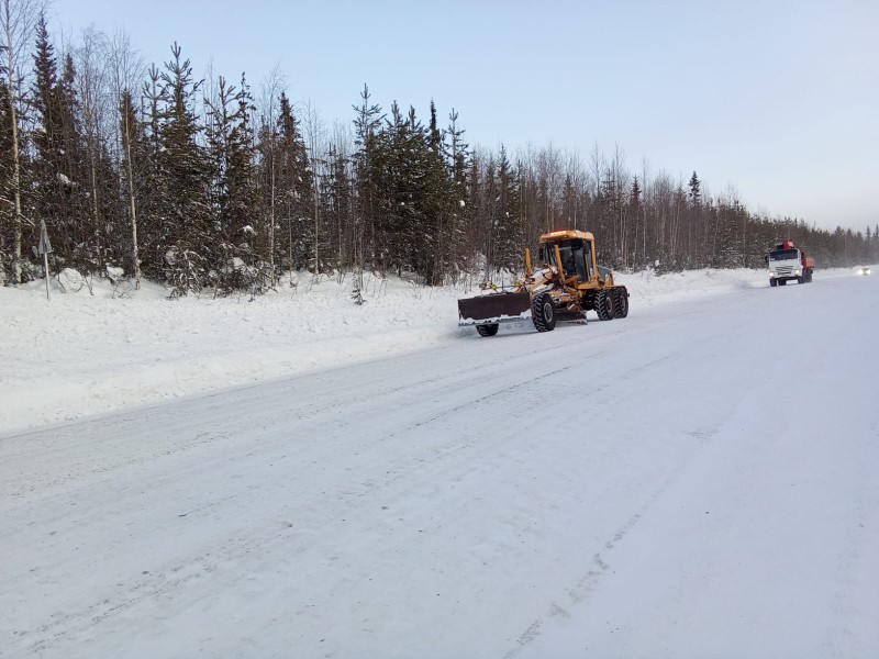 За сутки в Троицко-Печорском районе обработали от гололеда 40 километров дорог