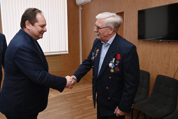 В  Ижме Ростислав Гольдштейн навестил Сергея Сотникова, спасшего пассажиров и экипаж самолёта