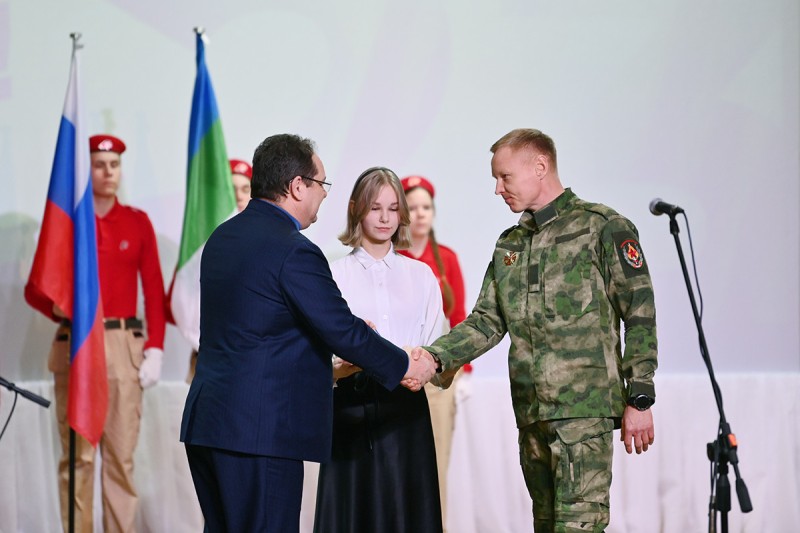 В День защитника Отечества Ростислав Гольдштейн вручил ижемцу медаль "За отвагу"