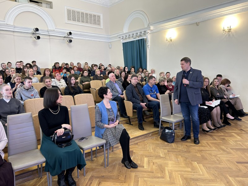 Партийцы "Единой России" участвуют в собраниях по "Народному бюджету"