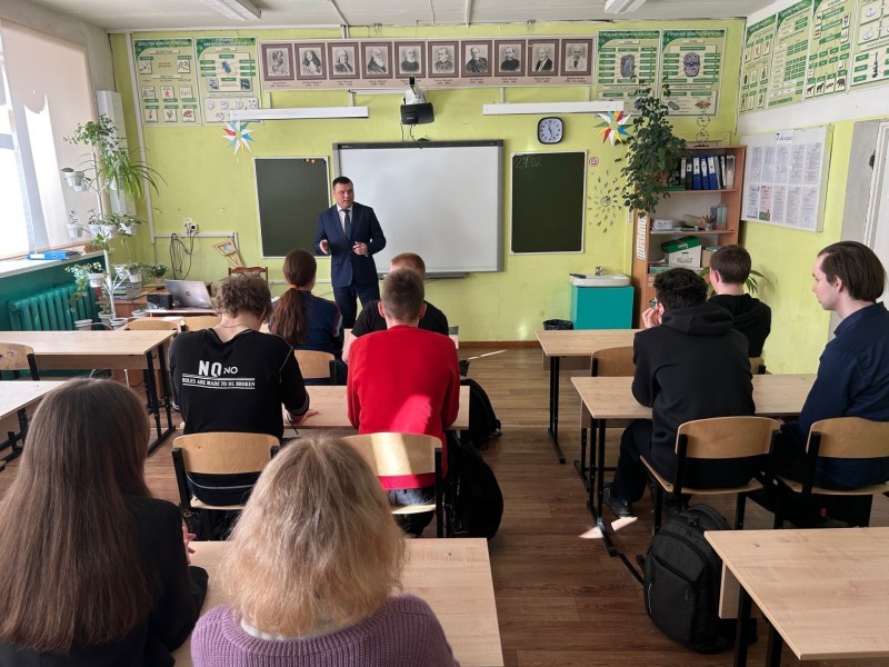 Зампред Правительства Коми напомнил старшеклассникам о правилах цифровой безопасности