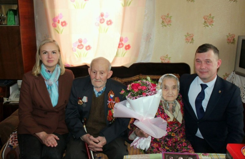 Екатерина Грибкова вручила ветерану Валентину Голову медаль "80 лет Победы в Великой Отечественной войне"