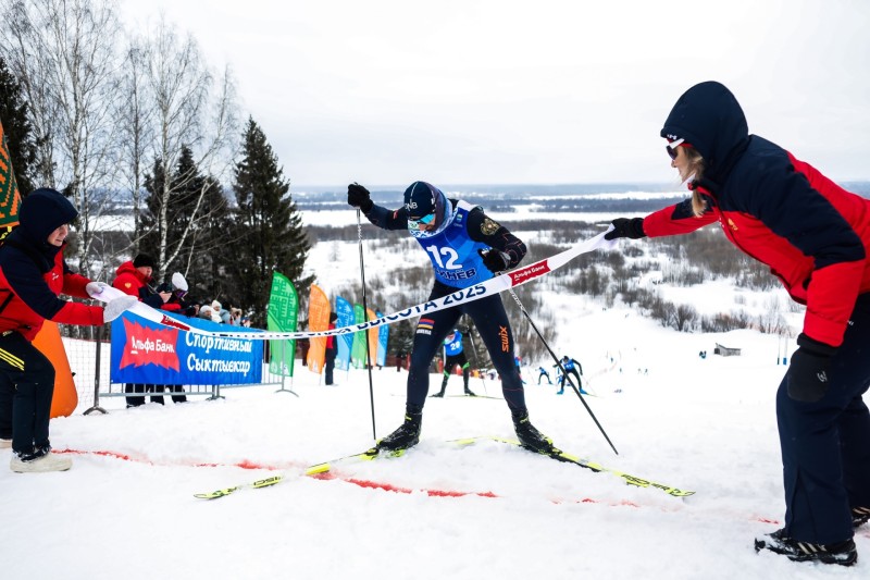 В Сыктывкаре впервые прошли лыжные соревнования с затяжным финишем на горнолыжный склон — "Тентюковская высота"