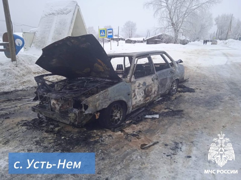 При возгорании автомобиля в Усть-Куломском районе пострадал человек