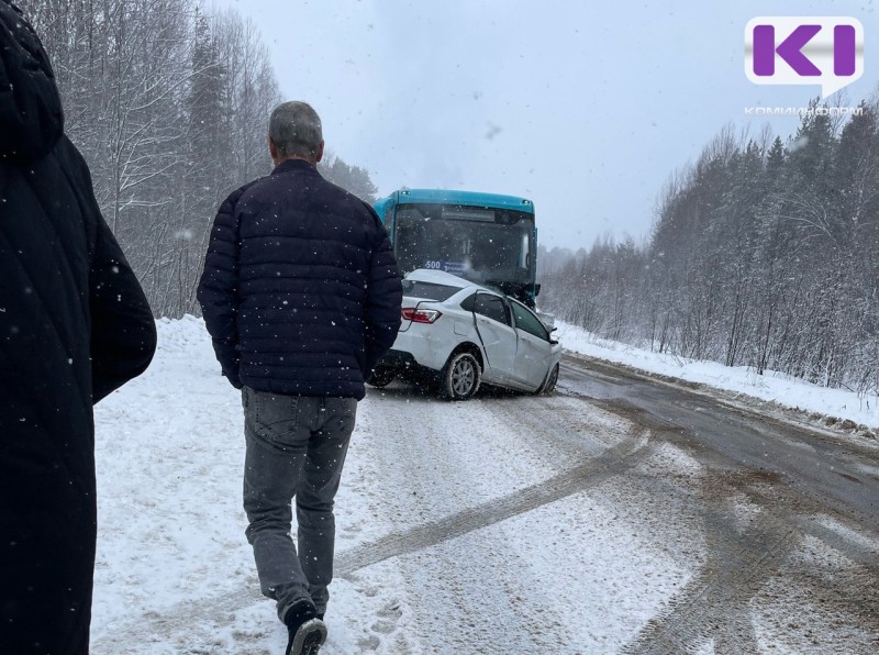 В Усть-Вымском районе столкнулись рейсовый автобус и "Лада", водитель легкового автомобиля погиб