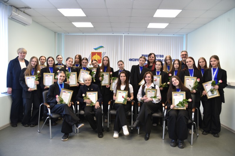 В Минспорта Коми чествовали чемпионов России по фитнес аэробике команду "Регион-11"