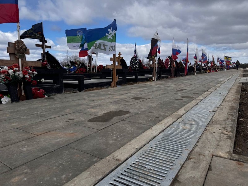 В Сыктывкаре на Човском кладбище обустроили водостоки и выстлали мостки