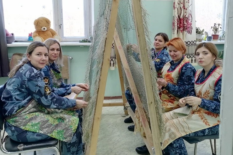 Сотрудники Больницы № 18 и ИК-8 вместе с кадетами УГТУ научились плести масксети

