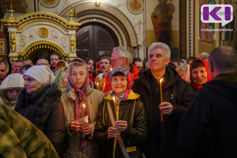 Православные Коми встретили Благодатный огонь из рук врио главы республики

