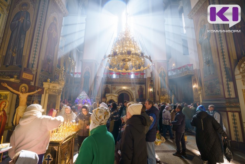 Православные христиане в Сыктывкаре отмечают Пасху крестными ходами, молебнами и концертом