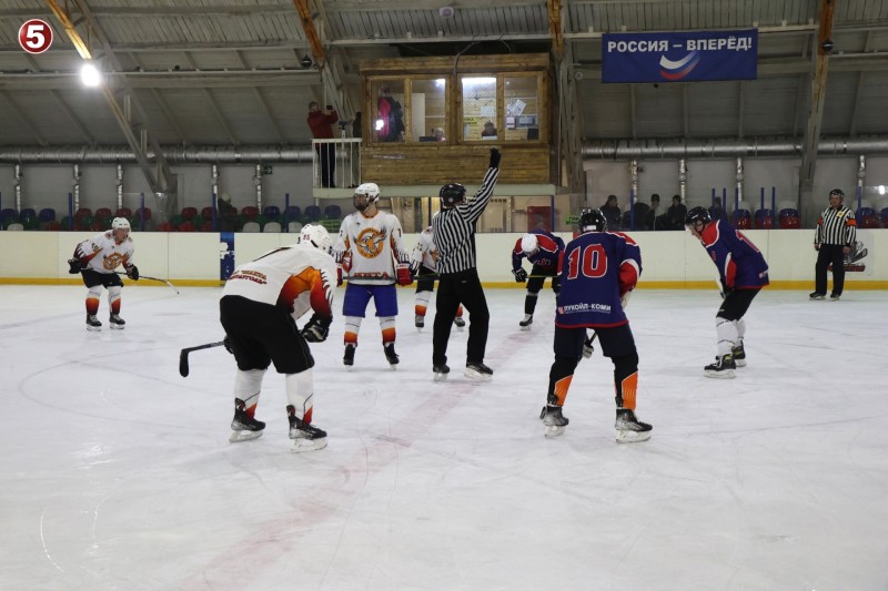 Соревнования по хоккею "Кубок Приполярья" в зачет Спартакиады "Старшее поколение" собрали в Инте четыре ветеранские команды

