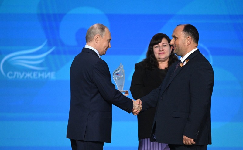 Путин в Наццентре "Россия" наградил победителей премии "Служение"