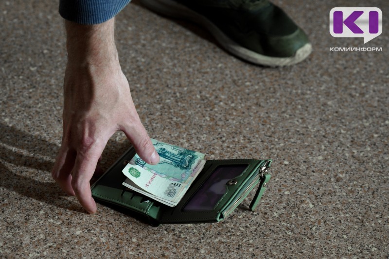 В Коми медработник украл у пациента 100 тысяч рублей
