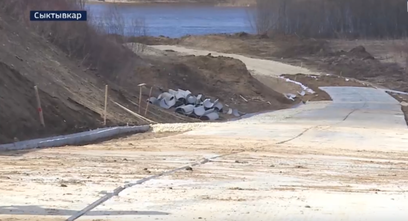 Подъездные пути к будущей наплавной переправе через Краснозатонский мост практически готовы на правом берегу Сысолы 