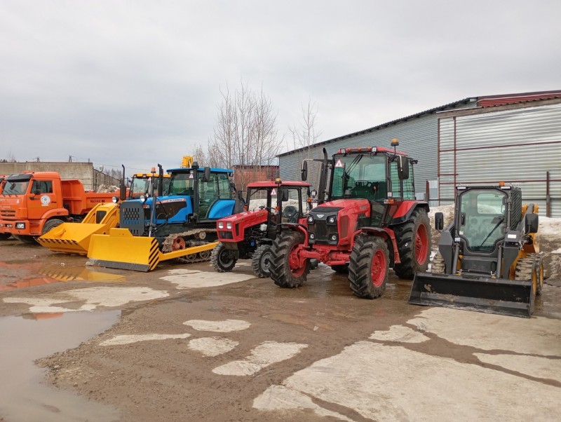 Тракторы, экскаваторы, спецмашины: автопарк сыктывкарского техникума пополняется новым оборудованием для обучения студентов