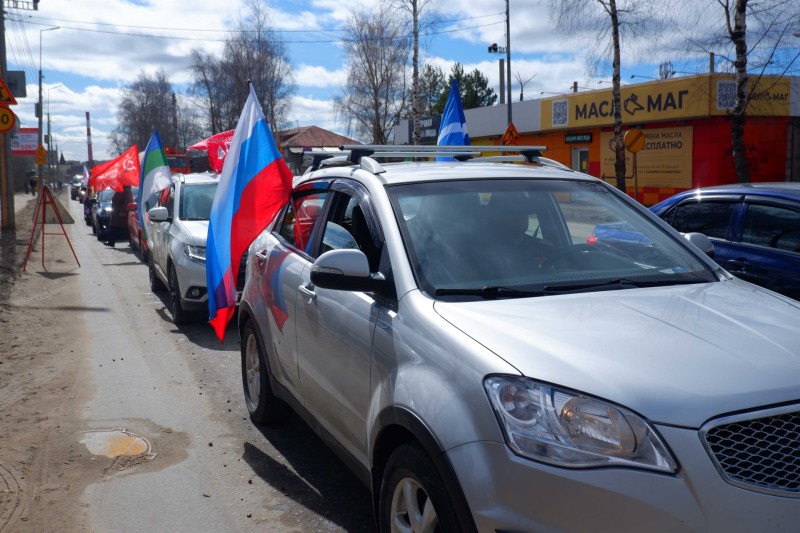 Партийцы "Единой России" в преддверии "Диктанта Победы" провели автопробег в Сыктывкаре