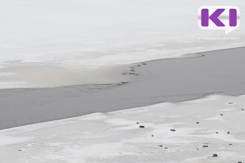 На реке Печоре в районе поселка Якша начался ледоход 