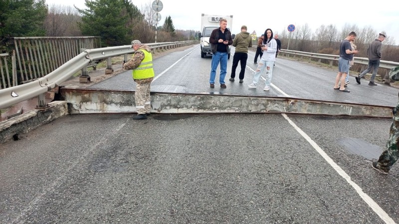 Минстрой Коми предупредил водителей фур об обрушении моста в Котельничском районе