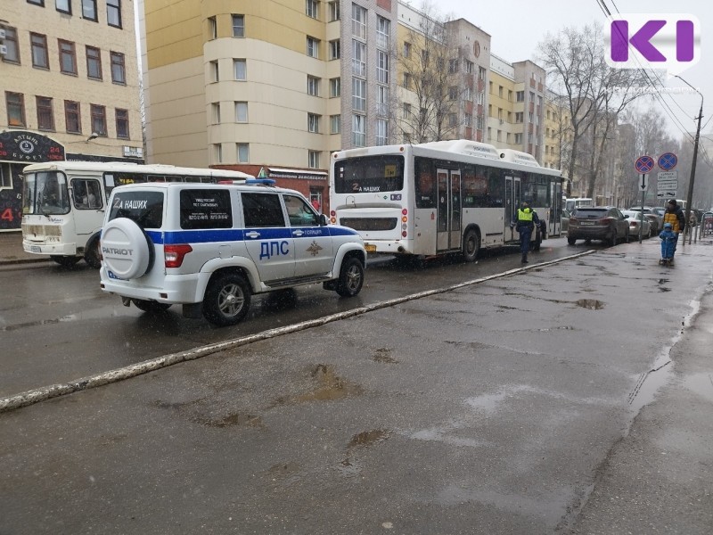 В Сыктывкаре столкнулись НефАЗ и Hyundai 