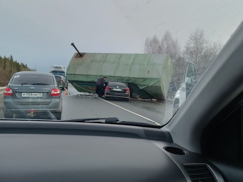 Под Сыктывкаром возле Морово легковушка влетела под прицеп грузовика - пострадали женщина и двое детей 