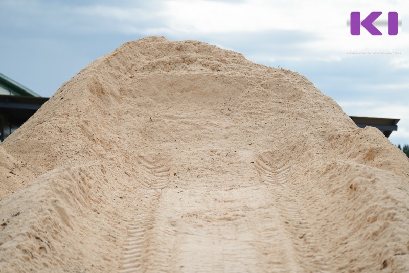 На подъезде к сыктывкарскому мкр.Красная Гора ликвидируют несанкционированную свалку из горы строительного мусора и опилок