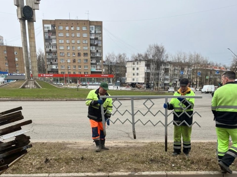 В Сыктывкаре демонтируют старые ограждения на Коммунистической улице

