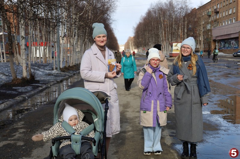 Интинские волонтеры раздали горожанам георгиевские ленточки

