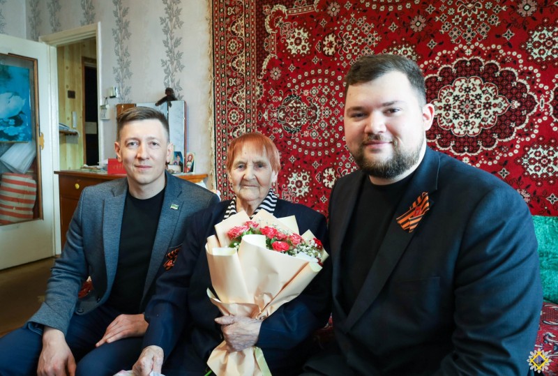 В Инте накануне 80-летия Победы ветеранам вручают памятные подарки 