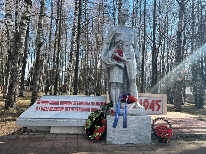 В Объячево сотрудники КЭСК привели в порядок обелиск погибшим в годы Великой Отечественной войны

