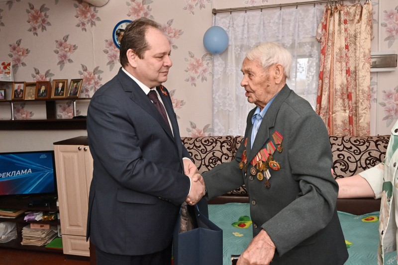 "Вы – наши герои": Ростислав Гольдштейн поздравил с наступающим Днём Победы ветеранов из Черёмуховки