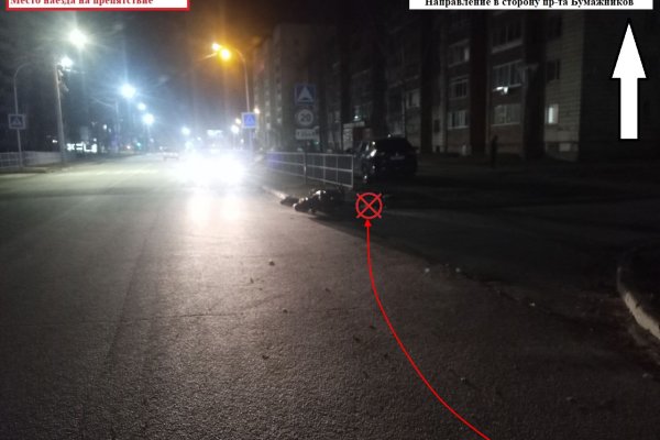 В Сыктывкаре мотоциклист врезался в бордюрный камень и опрокинулся на проезжей части