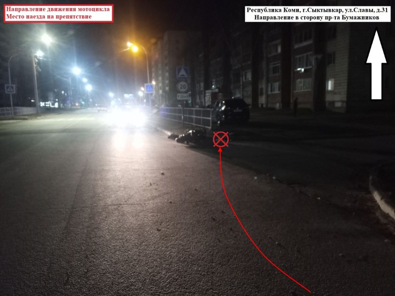 В Сыктывкаре мотоциклист врезался в бордюрный камень и опрокинулся на проезжей части