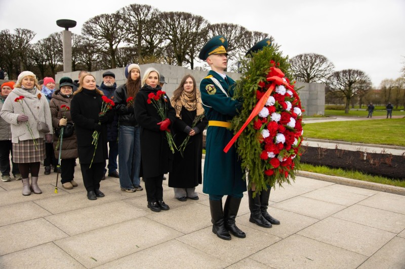 Республика Коми отдала дань уважения на Пискаревском мемориале