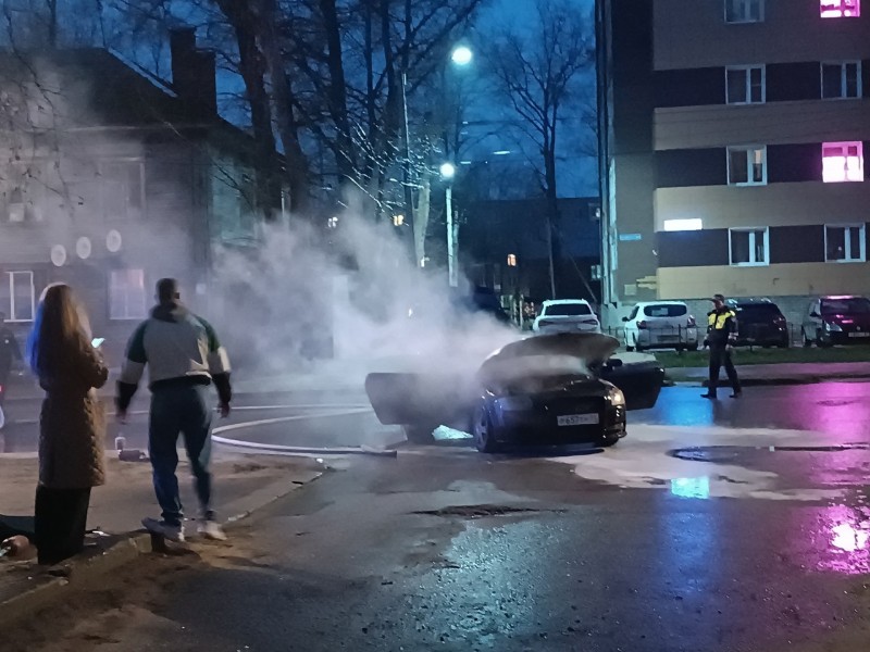 В Сыктывкаре загорелся модный автомобиль 