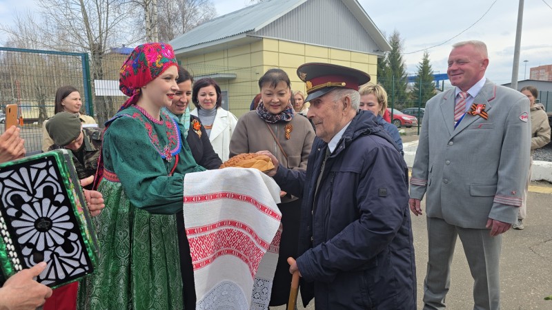Хлебом-солью и любимыми военными песнями партийцы в Коми встретили ветерана Николая Рочева, вернувшегося с главного праздника страны