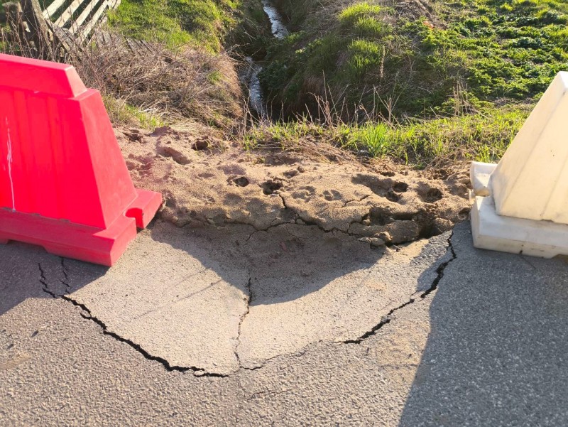 Жители местечка Гурган в Коми боятся остаться без помощи экстренных служб из-за разваливающейся дороги
