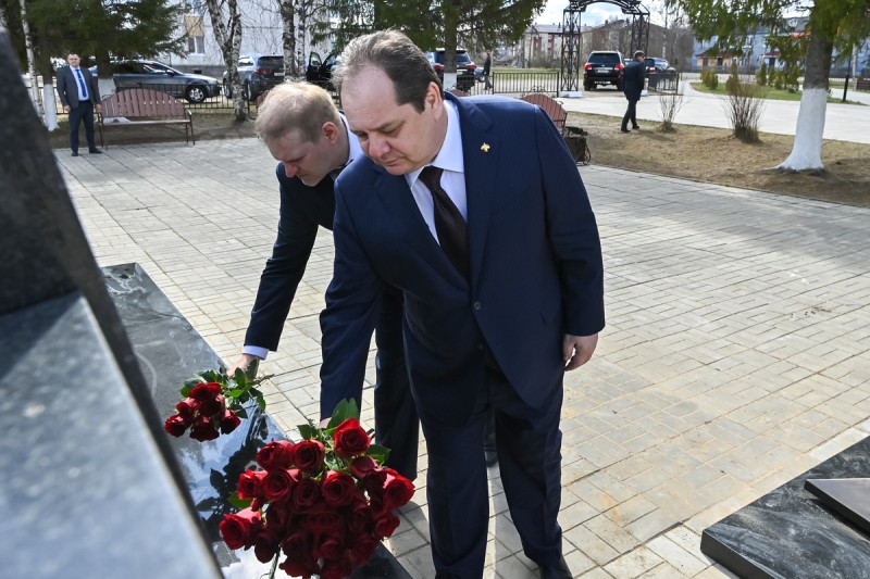 Ростислав Гольдштейн почтил память жителей Корткеросского района, погибших на фронтах Великой Отечественной войны