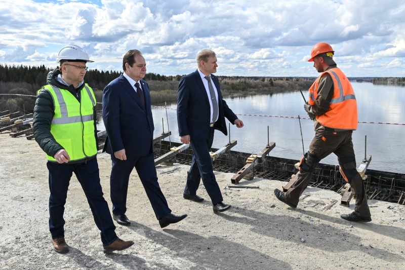 На мосту через р. Вычегду в Корткеросском районе приступили к разбору полосы проезжей части
