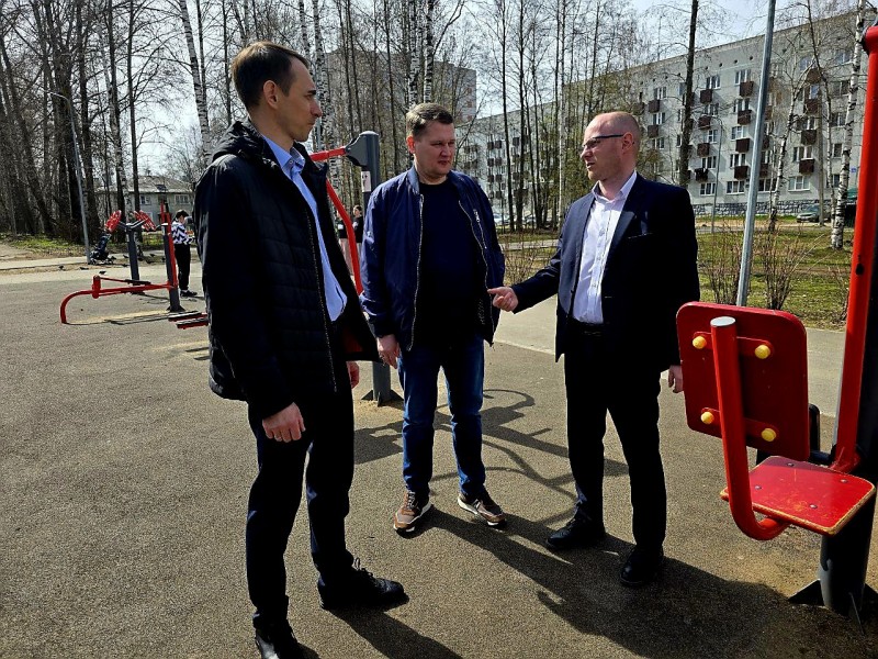 В Сыктывкаре партийный десант вновь вышел на осмотр объектов, благоустроенных в рамках народной программы

