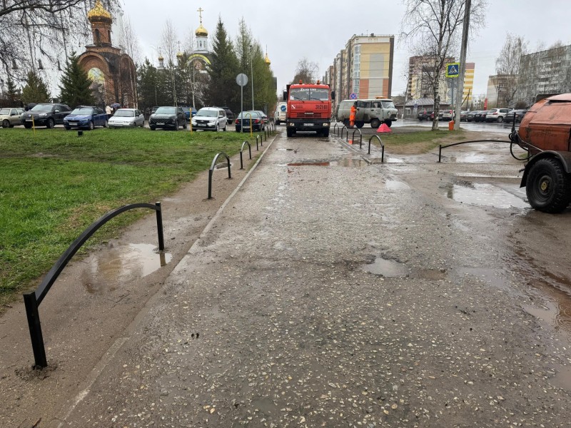 В Сыктывкаре приняли кардинальные меры против незаконной парковки в зеленой зоне по ул. Свободы