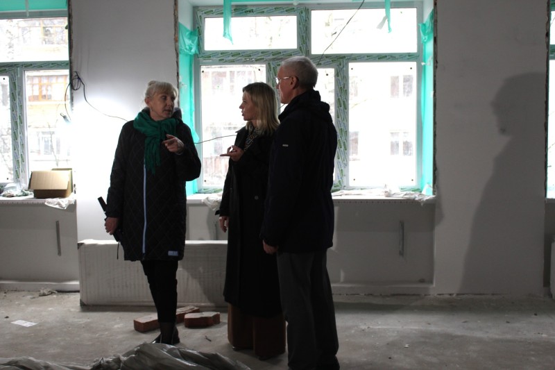 Работы ведутся уверенно: партдесант "Единой России" проинспектировал ход капитального ремонта сыктывкарской школы №1