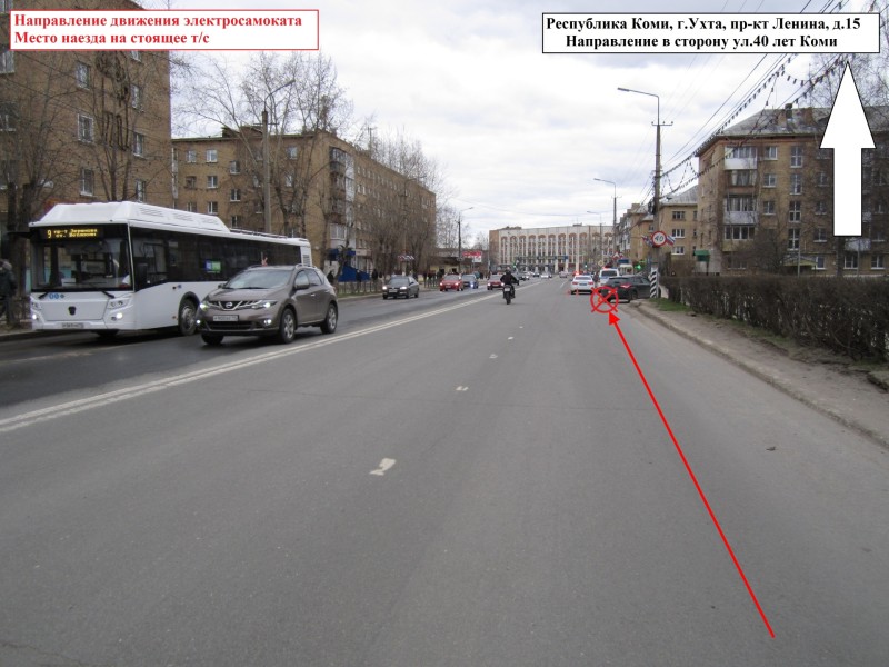 В Ухте не имеющий водительских прав самокатчик врезался в припаркованный Citroen