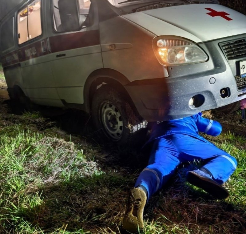 В Сыктывдине тракторист вытащил застрявшую в грязи машину скорой помощи